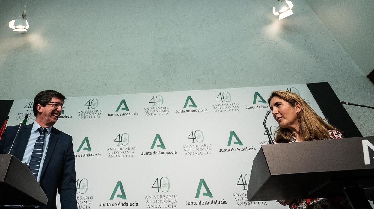 El vicepresidente de la Junta, Juan Marín, en la rueda de prensa tras el comité de crisis con la consejera de Empleo