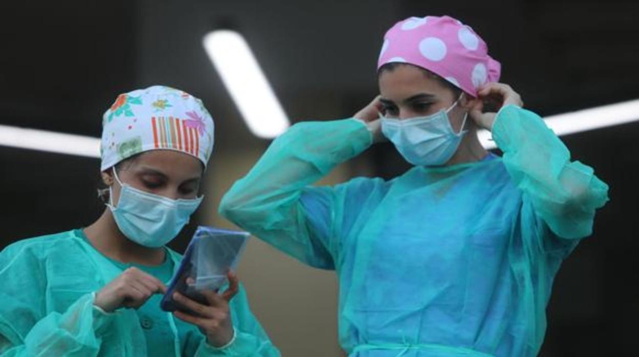 Profesionales sanitarios se ajustan sus mascarillas en un hospital andaluz