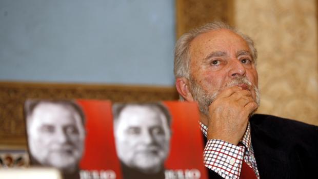Julio Anguita, en la UCI en estado crítico tras sufrir una parada cardiaca en su casa de Córdoba