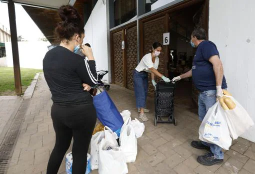 Varias personas recogen alimentos en Nuestra Señora de la Asunción (Parque Figueroa)