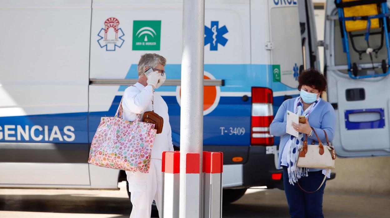Dos mujeres a las puertas de un hospital en Córdoba
