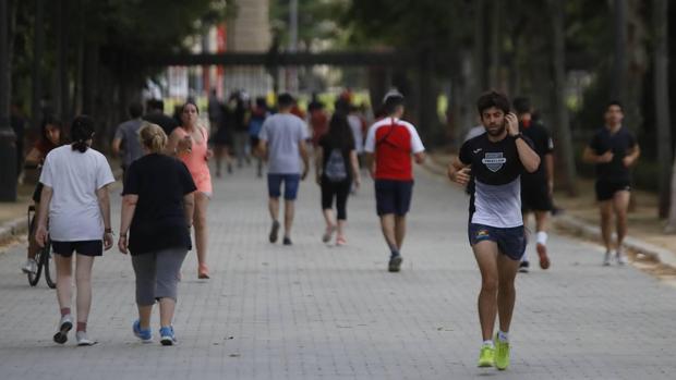 Salud alerta del riesgo de rebrote del coronavirus y el colapso sanitario si se baja la guardia en Andalucía