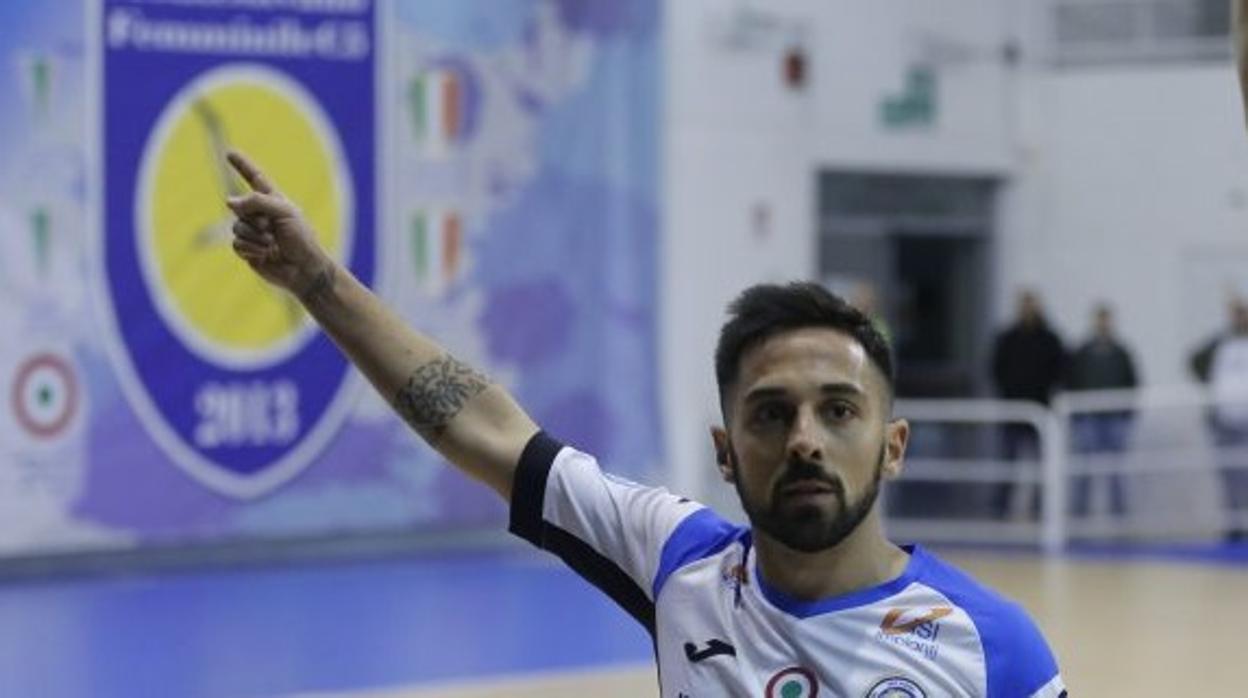 Jesulito celebra un gol con el Sapone