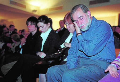 Anguita llora la muerte de su hijo Julio en el funeral