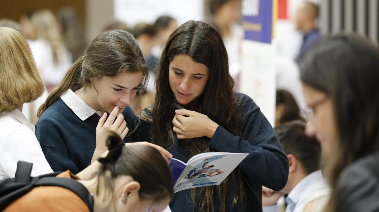 Estudiantes en unas jornadas de orientación universitaria