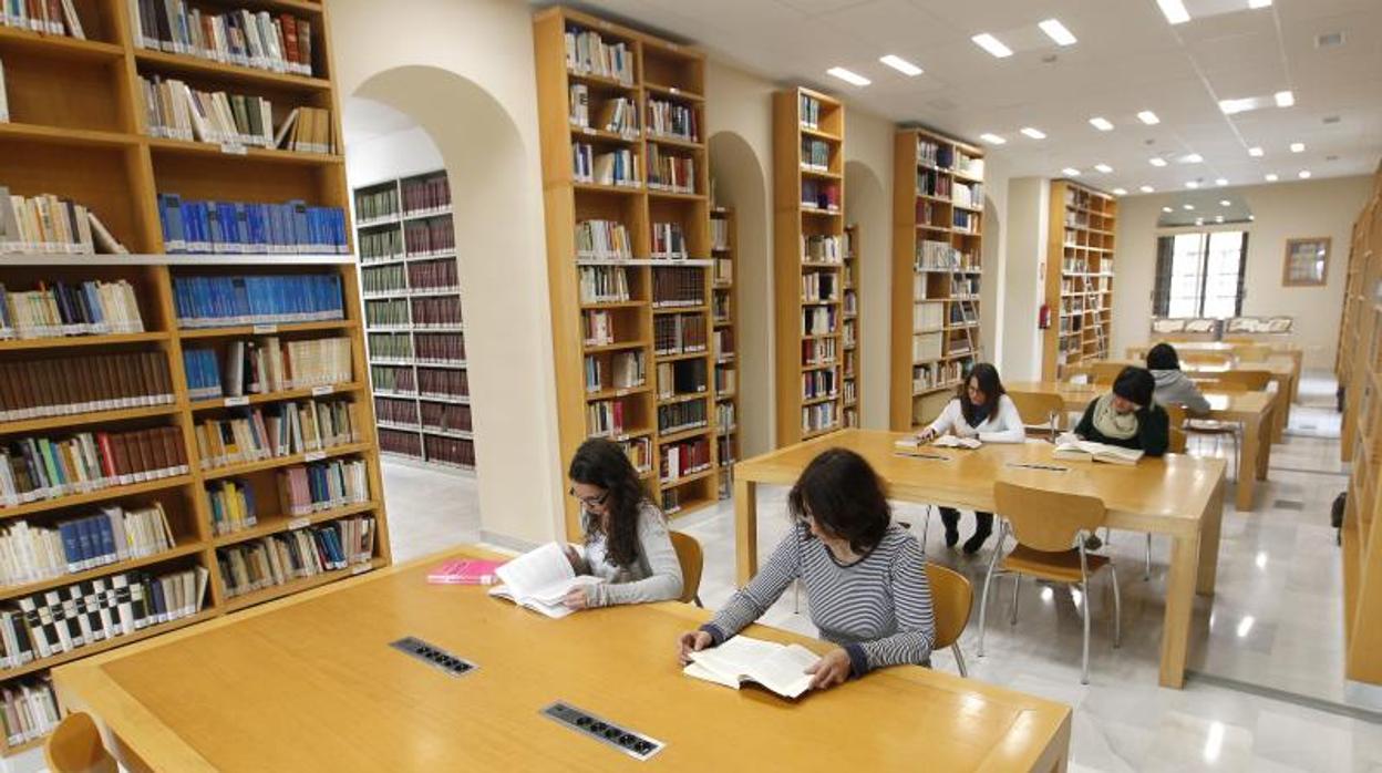 Estudiantes haciendo uso de la biblioteca Diocesana en 2015