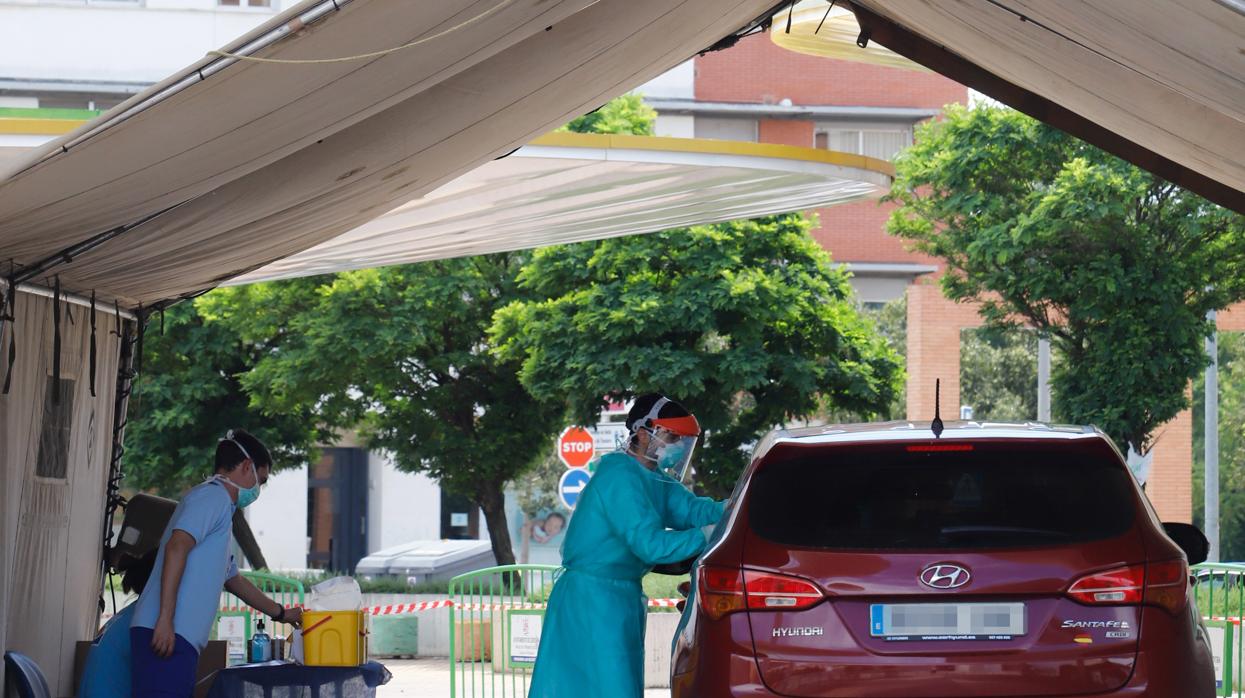 Pacientes y sanitarios en la puerta de un centro de salud de Sevilla