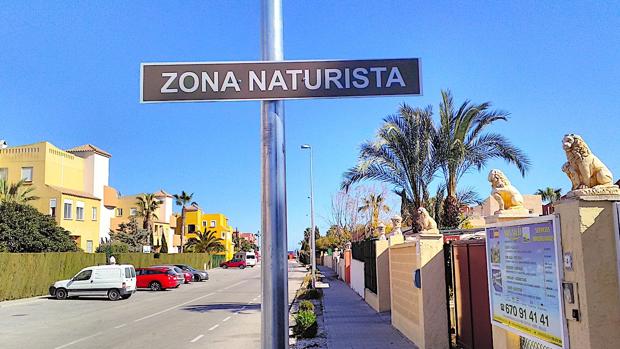 Nudistas en Vera (Almería): «A la playa sin ropa y con mascarilla»