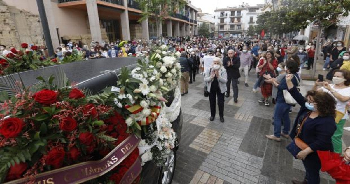 Centenares de personas despiden a Julio Anguita en el Ayuntamiento de Córdoba