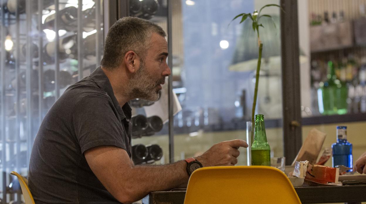 Un comensal en el interior de un bar en esta fase de desescalada