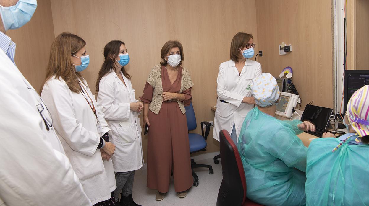 La delegada de Salud, María Jesús Botella, junto a la directora del hospital Reina Sofía, Valle García