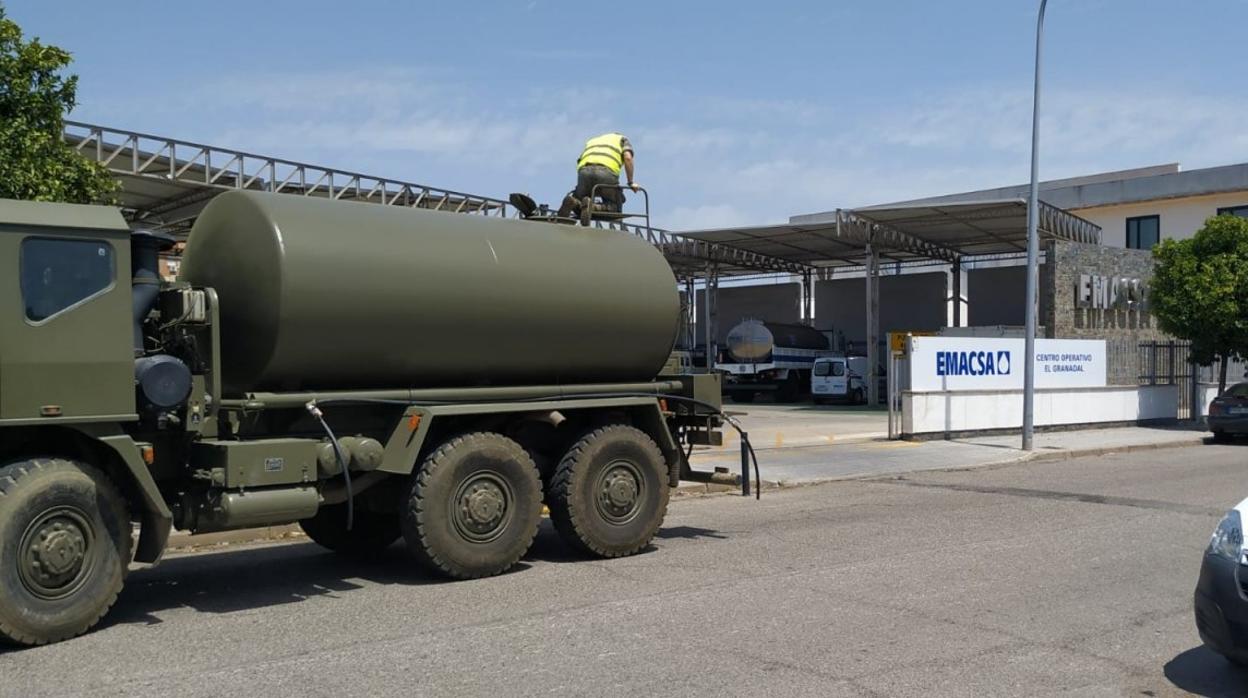 El camión del Ejército abasteciéndose en Emacsa