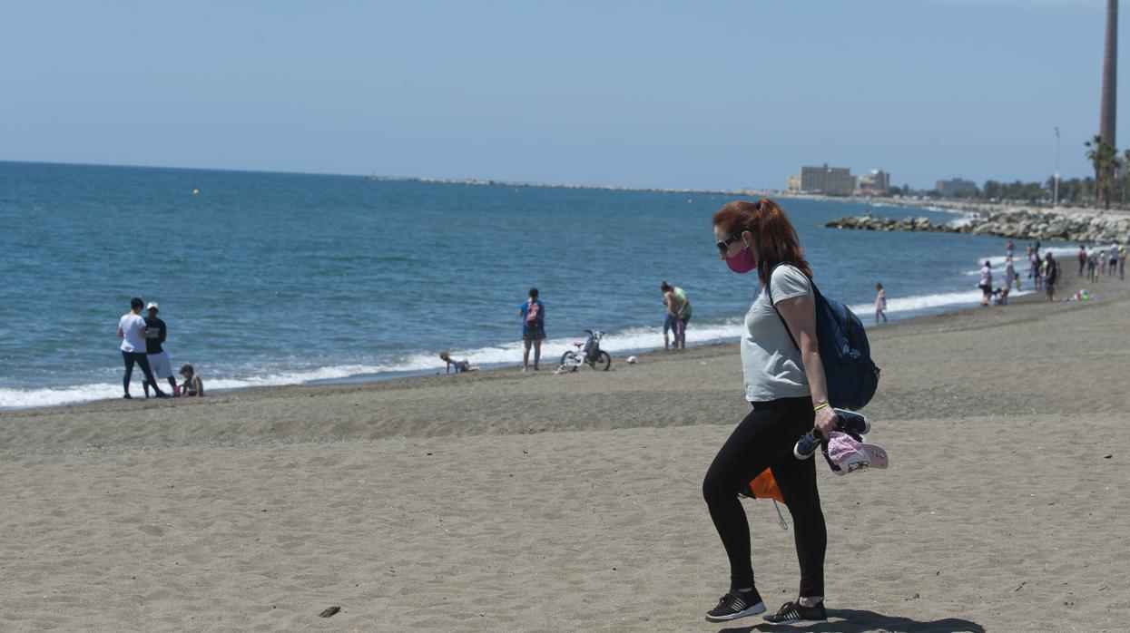 Por ahora lo único que se permite son los paseos por la playa, como este en la Malagueta