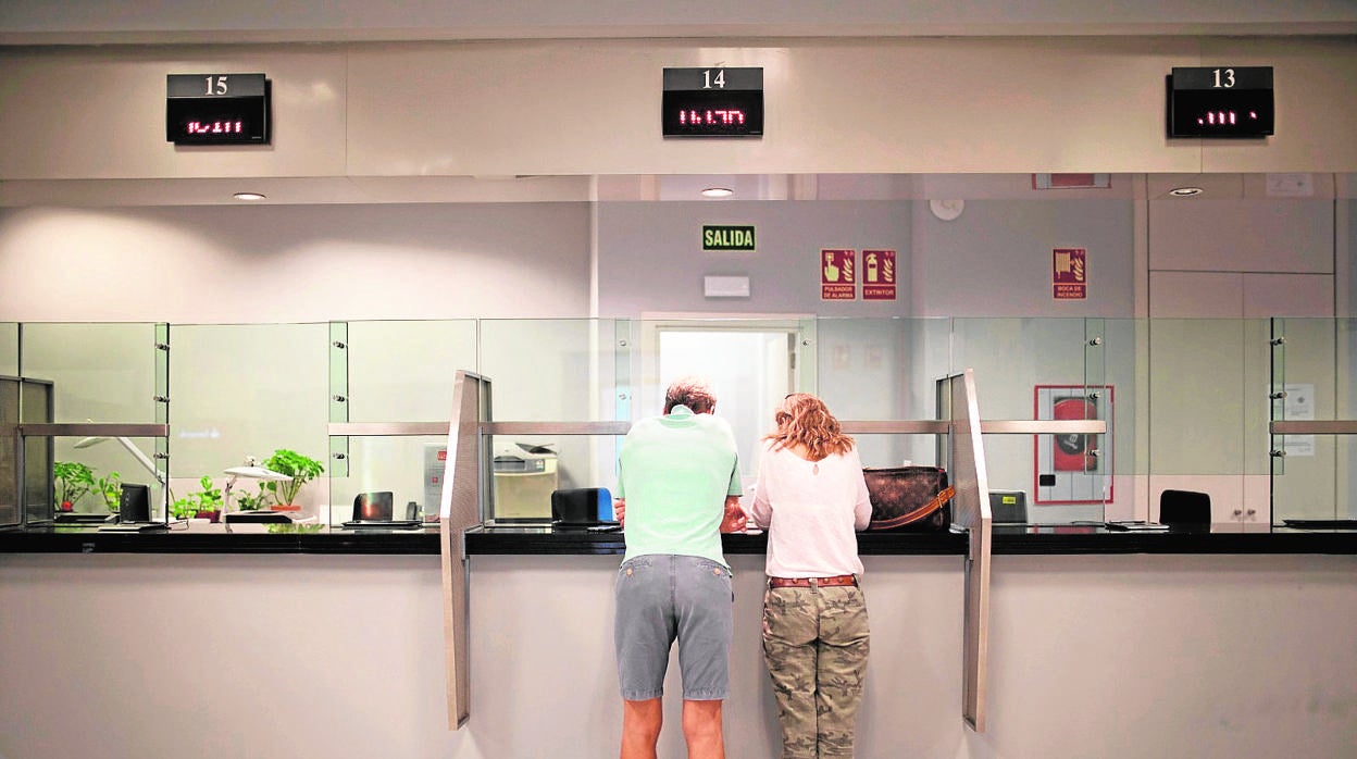 Una pareja tramita un empeño en una oficina del Monte de Piedad de Córdoba