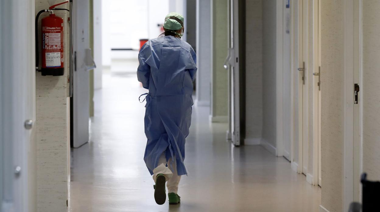 Un sanitario camina por los pasillos de un hospital de Córdoba
