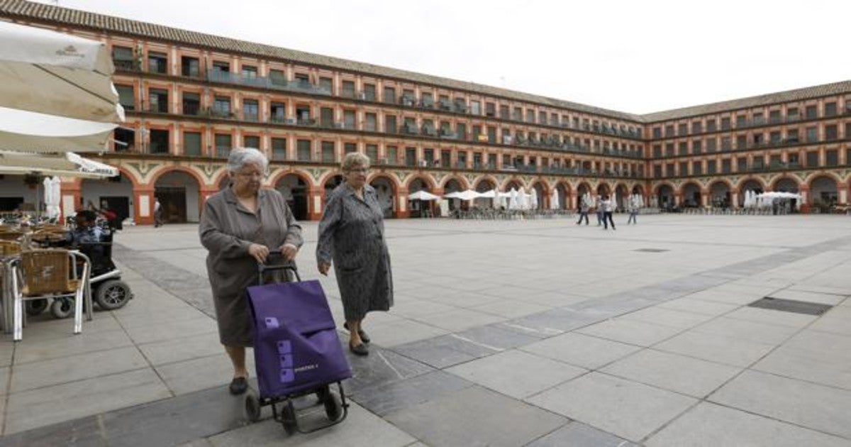 Dos mujeres, camino del mercado