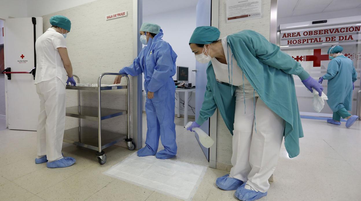 Sanitarios en un hospital de Córdoba desinfectan las instalaciones