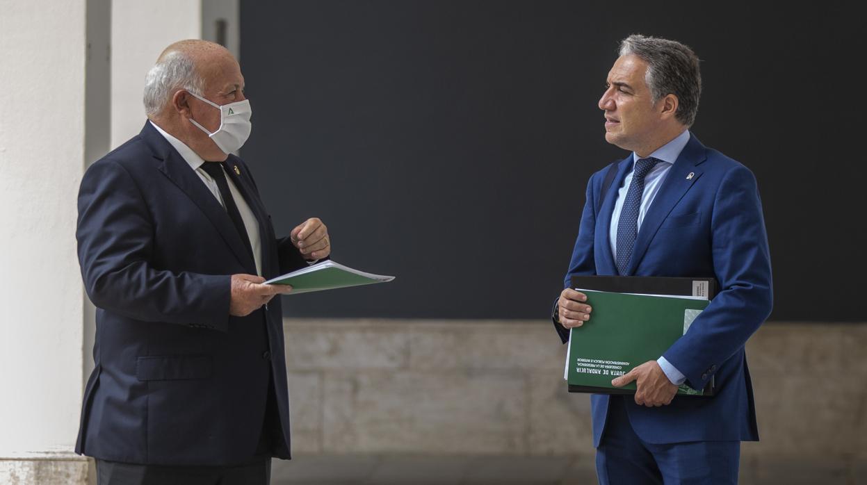 Los consejeros Jesús Aguirre y Elías Bendodo