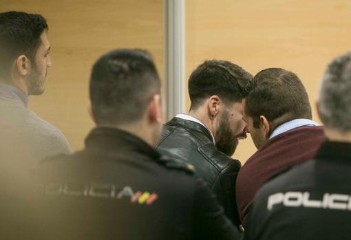 Dos de los acusados hablan durante el juicio de la Manada en Córdoba