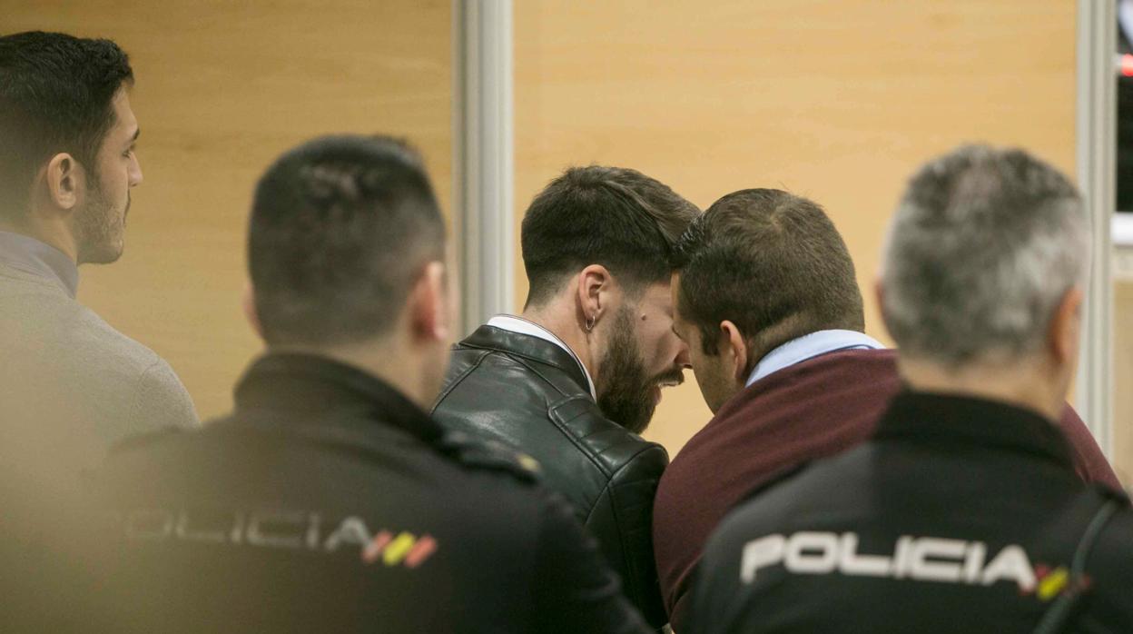 Dos de los condenados de La Manada, durante el juicio en Córdoba