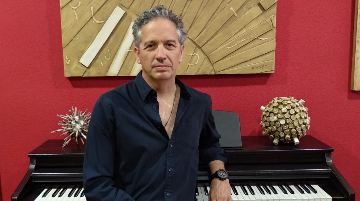 Francisco Arroyo Ceballos, con varias de sus obras