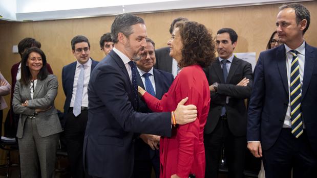 El triple gol del consejero Juan Bravo a la ministra María Jesús Montero