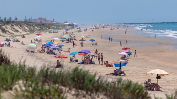 Tranquilidad en las playas de Huelva en el primer fin de semana de ensayo general