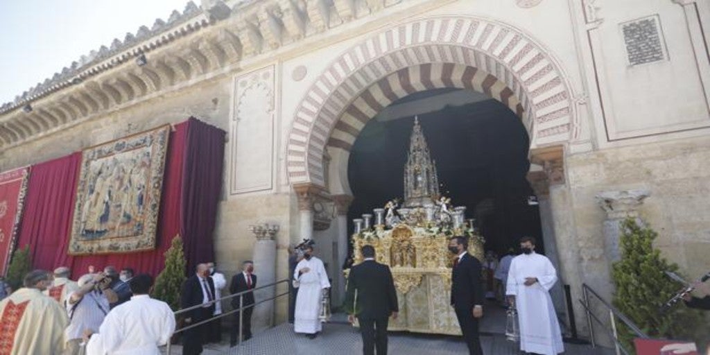 El Corpus Christi recorre la Catedral de Córdoba en una procesión inédita