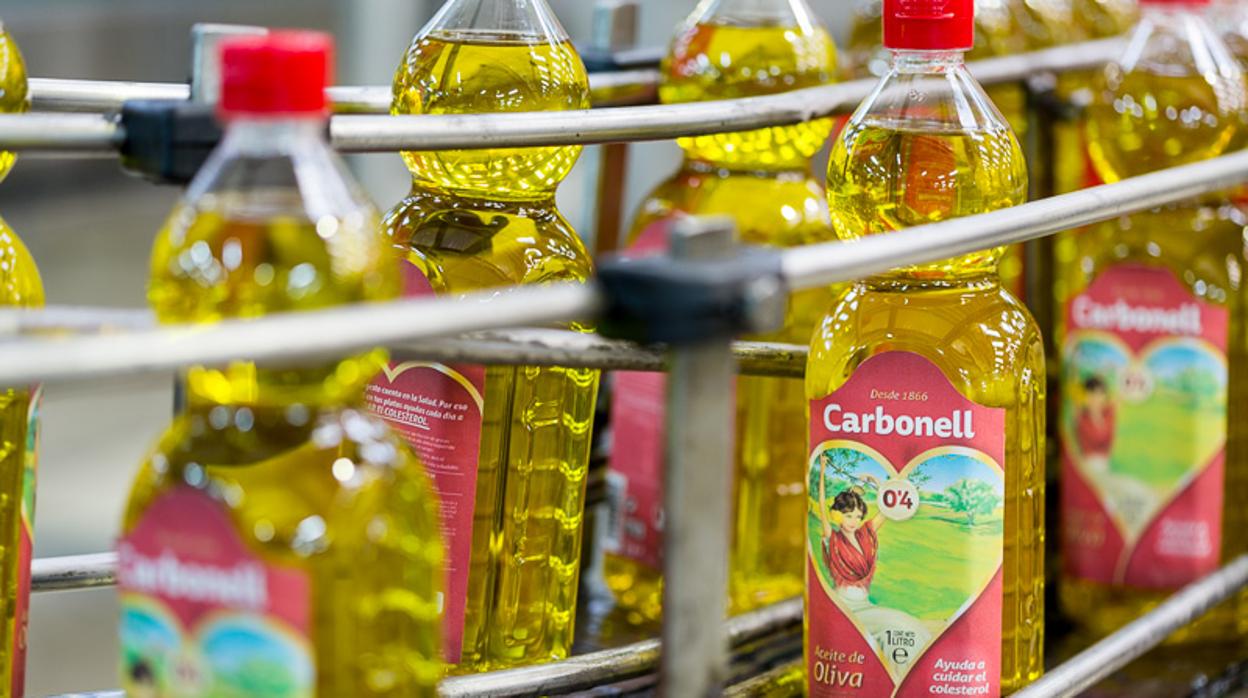 Embotellado de aceite Carbonell, que pertenece al grupo Deoleo