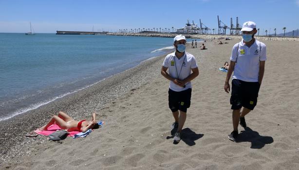 Vigilantes de playa: «La gente suele responder bien, pero también nos han llamado pijos o enchufados»