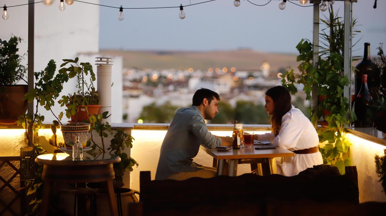 Una pareja en la terraza de Garum 2.1