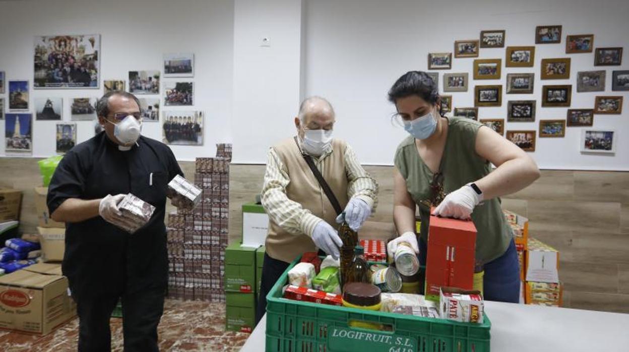 Preparativos de comida solidaria de Cáritas