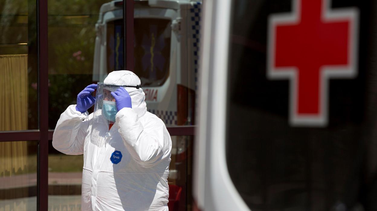 Un sanitario en Málaga junto al centro de la Cruz Roja