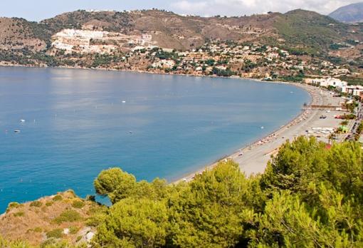 La Herradura se sitúa a los pies de la Sierra de la Almijara