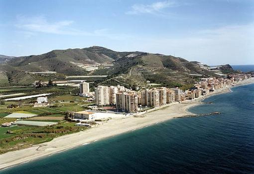 La playa de Torrenueva tuene unos 2km de longitud