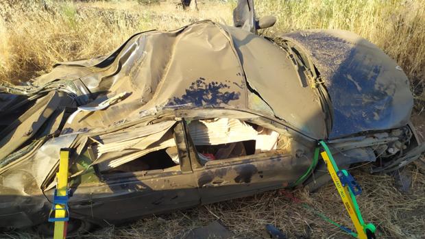 Muere un joven de 19 años y otro herido muy grave por el vuelco de un coche en Fuente La Lancha (Córdoba)