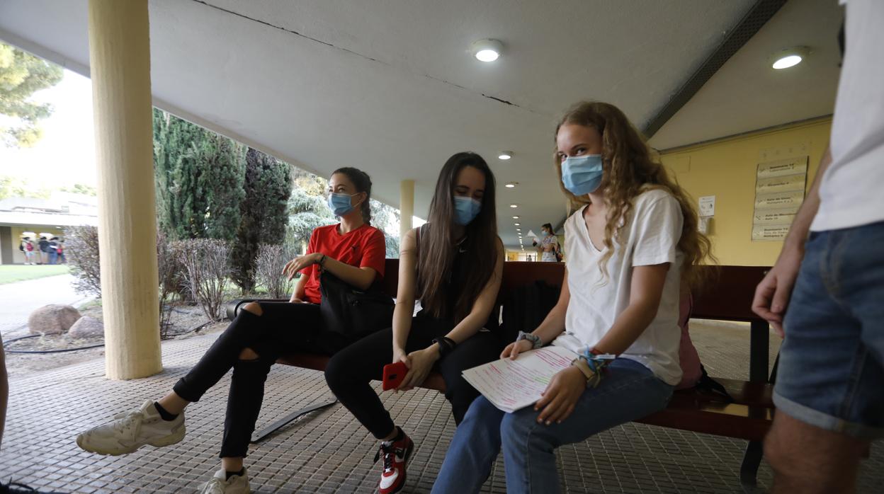 Tres alumnas antes de los exámenes de Selectividad en Córdoba