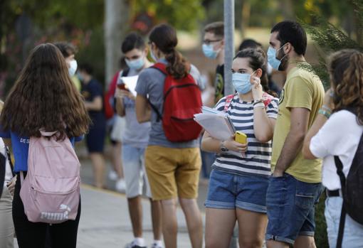Los estudiantes apuran los últimos momentos antes de entrar a la prueba