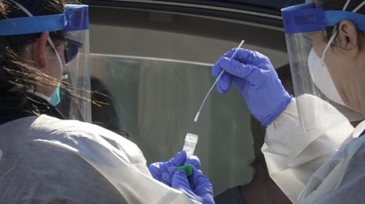 Dos sanitarios realizan pruebas de coronavirus