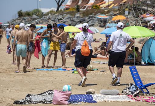 Dos vigilantes de playas en Punta Umbria