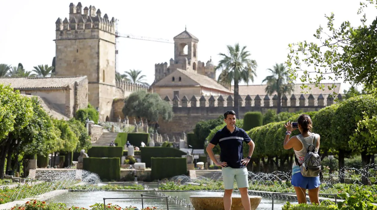 Dos turistas se fotografían en los Jardines del Alcázar de los Reyes Cristianos en Córdoba