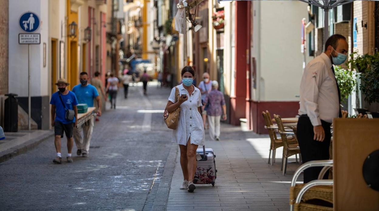 Varias personas pasean por el Centro de Sevilla