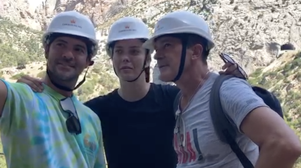 David Bisbal graba un video con María Casado y Antonio Banderas durante la visita