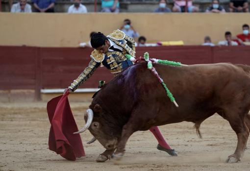 Finito de Córdoba deja destellos de su calidad en el primer festejo de la «nueva normalidad» en Ávila