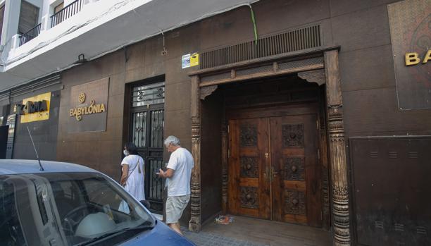 La Junta de Andalucía se plantea cerrar discotecas y bares de copas para evitar brotes de coronavirus