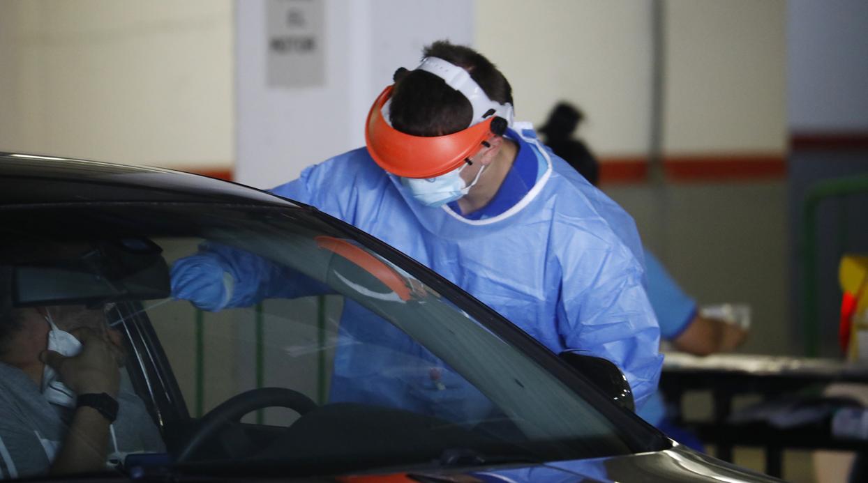 Enfermero toma muestras en el Castilla del Pino