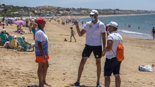 Así es la primera nómina de los vigilantes de la playa contratados por la Junta de Andalucía