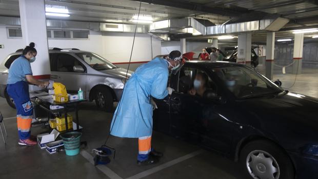 Uno de cada diez contagiados de coronavirus en Córdoba es ya un joven de menos de 29 años