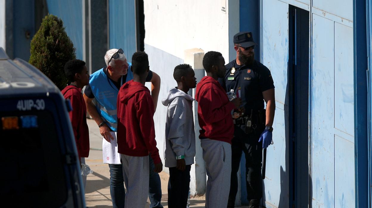 Imagen de archivo de varios migrantes y policías en el CATE de San Roque