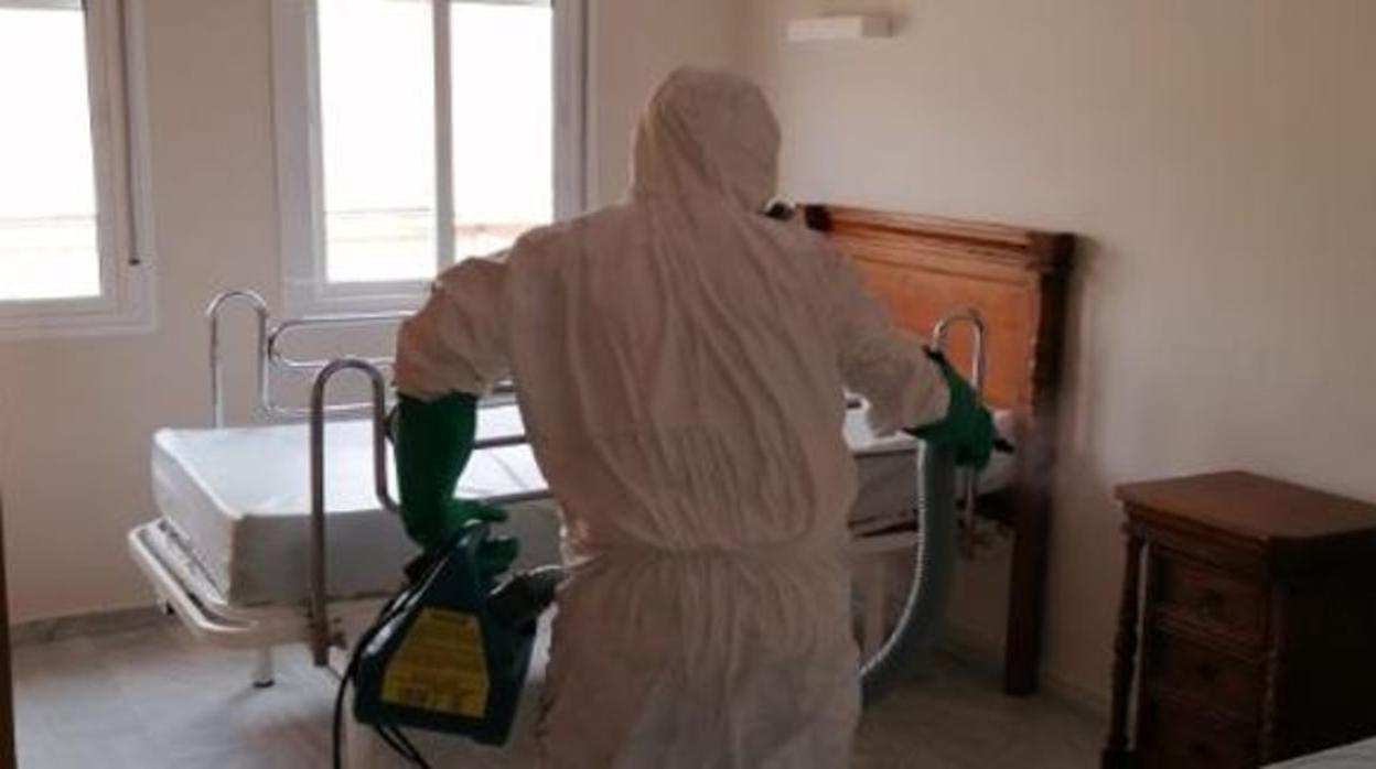 Imagen de archivo de la desinfección de una residencia de mayores
